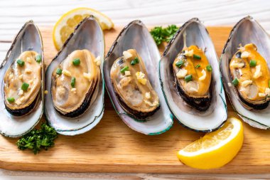 deniz ürünleri midye limon ve sarımsak ile