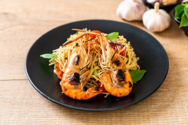 ızgara karides ve domates - İtalyan Füzyon gıda tarzı ile tavada kızartılmış spagetti