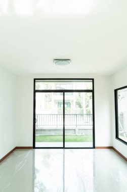 boş cam pencere ve kapı ev güneş ışığı ile