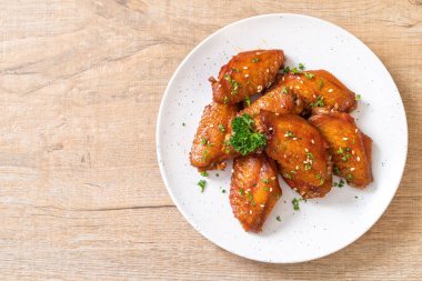 Beyaz susamlı ızgara tavuk kanadı.