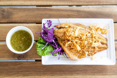 Fried Snapper sarımsak ve sos ile fileto balık