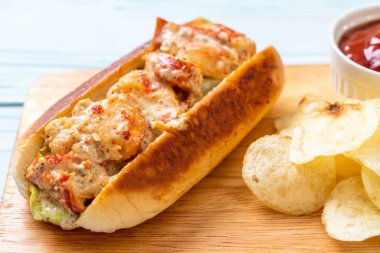 Ev yapımı ıstakoz rulo patates cipsi ile ahşap tahta üzerinde