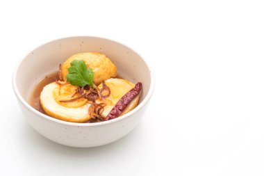 Beyaz arka plan üzerinde izole demirhindi soslu kızarmış haşlanmış yumurta