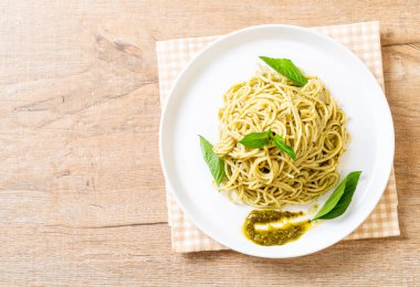 Homamade spagetti pesto sos, zeytin yağı ve fesleğen yaprakları ile.