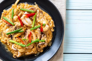 Karıştırılmış kalamar ya da tuzlu yumurtalı ahtapot - Asya deniz ürünleri tarzı