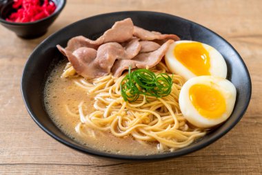 domuz eti ve yumurta - Japon tarzı ile TONKOTSU ramen erişte