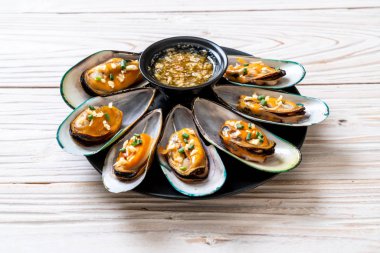 deniz ürünleri midye limon ve sarımsak ile