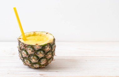 Tahta masada taze ananas suyu bardağı - Sağlıklı içecek