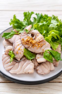 Soslu ve sebzeli haşlanmış balık sosu.