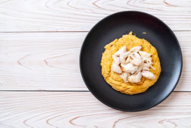 omlet Yengeç eti ve chili sos ile