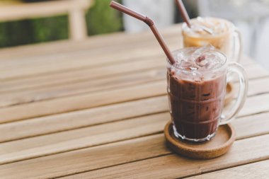 çikolata ve buzlu kahve latte klasik cam buzlu