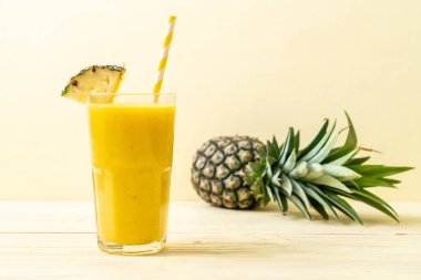 Tahta masada taze ananas suyu bardağı - Sağlıklı içecek