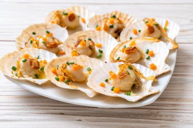 Kızarmış deniz tarağı, tereyağı ve sarımsak.