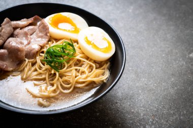 domuz eti ve yumurta - Japon tarzı ile TONKOTSU ramen erişte