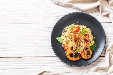 ızgara karides ve domates - İtalyan Füzyon gıda tarzı ile tavada kızartılmış spagetti