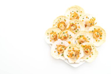 tereyağı ve beyaz arka plan üzerinde izole sarımsak ile ızgara tarak shell