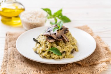 Pesto ve peynir ile ev yapımı Mantarlı Risotto