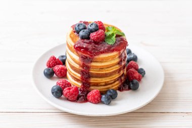 Taze ahududu ve yabanmersinli gözleme.