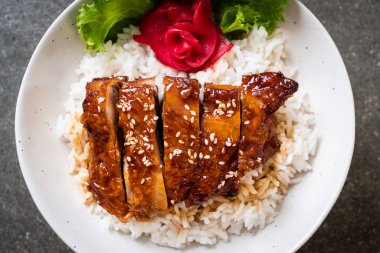 tepesinde ekmek kapısı üzerinde teriyaki soslu ızgara tavuk
