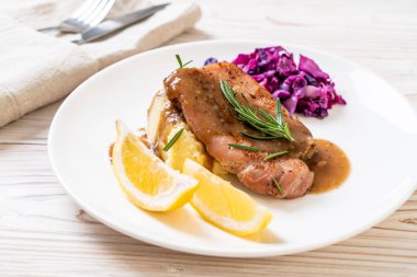 kırmızı lahana ve patates püresi beyaz plaka üzerinde domuz eti biftek