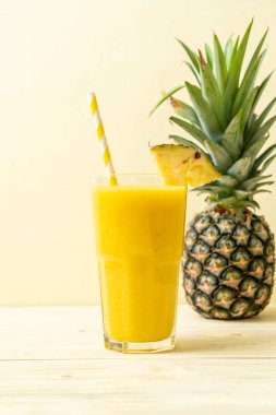 Tahta masada taze ananas suyu bardağı - Sağlıklı içecek