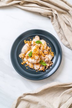 Kızarmış kalamar ya da tabakta sarımsak olan ahtapot.