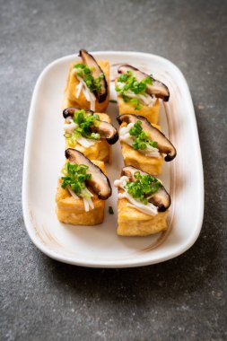 Shitake Mantarlı ızgara Tofu ve Altın İğne Mantarı - sağlıklı, vejetaryen veya vejetaryen yemek tarzı