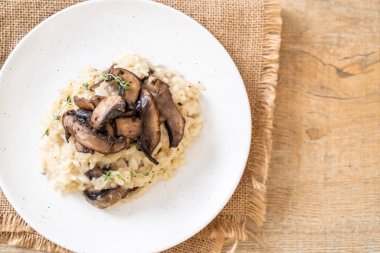 Mantar ve peynir ile ev yapımı risotto