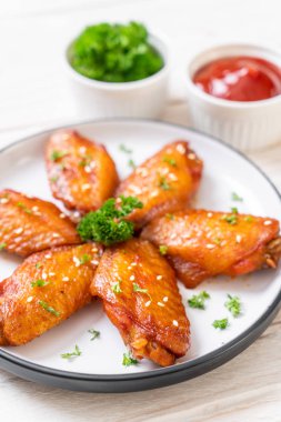 Beyaz susamlı ızgara tavuk kanadı.