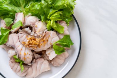 Soslu ve sebzeli haşlanmış balık sosu.