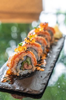 somon suşi rulo ile kaz ciğeri - Japon gıda tarzı