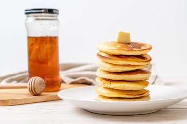 tereyağı ve bal ile krep yığını