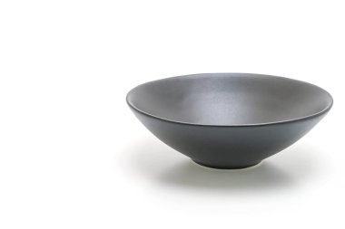 boş siyah plaka ve beyaz arka plan üzerinde izole kase