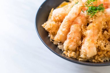 kızarmış karides tempura üzerinde beyaz surat - Japon yemekleri stil tepesinde