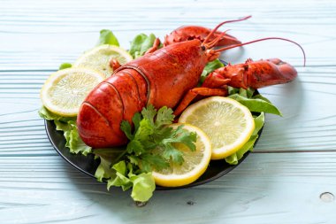 taze Haşlanmış istakoz sebze ve limon ile