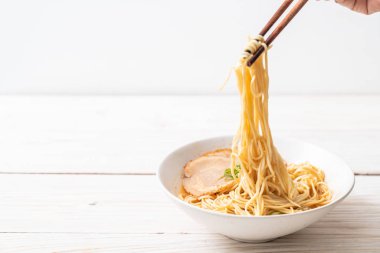 chaashu domuz eti - Japon tarzı ile TONKOTSU ramen erişte