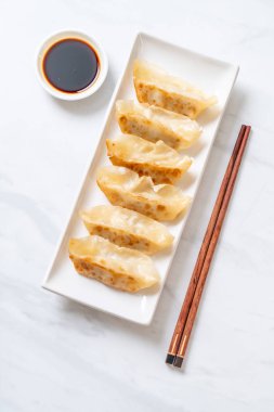 Japon gyoza 'sı ya da soya soslu hamur tatlısı.