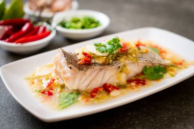 Kireç soyunma - orfoz balığı fileto Chili Lime Soslu buğulama Asya gıda tarzı