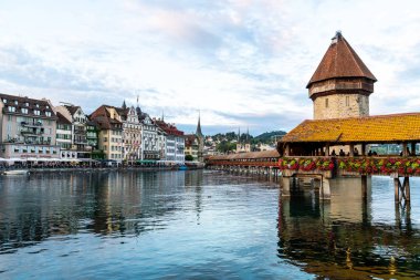 Luzern, İsviçre - 28 Ağustos 2018: Görünüm Luzern city, nehir Reuss eski bina, Luzern, İsviçre, Europe ile.