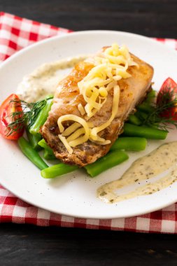 Izgara balık bifteği.