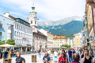 Innsbruck, Avusturya - 29 Ağustos 2019: Innsbruck şehir merkezi ile lots-in insanlar ve sokak kafeleri İnnsbruck, Tyrol, Avusturya