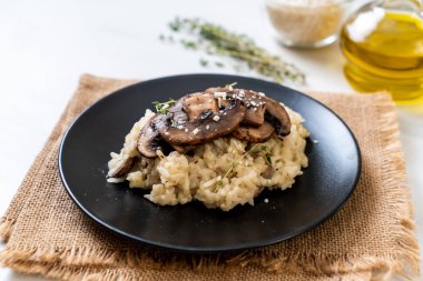 Mantar ve peynir ile ev yapımı risotto