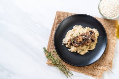Mantar ve peynir ile ev yapımı risotto