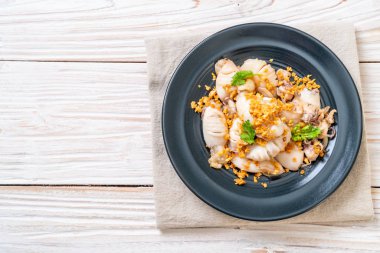 Kızarmış kalamar ya da tabakta sarımsak olan ahtapot.