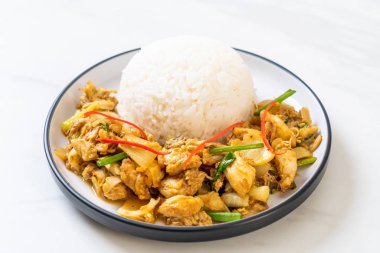 Toz köri pirinç - Tayland mutfağı ile kızartılmış yengeç