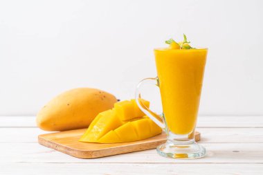 taze mango smoothies - sağlıklı yiyecek ve içecek konsepti