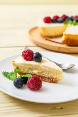 Ev yapımı cheesecake taze ahududu ve yaban mersini ile