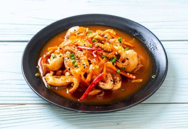 tavada kızartılmış ahtapot veya kalamar ile Kore baharatlı hamur (osam bulgogi) - Kore Gıda tarzı