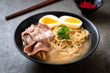 domuz eti ve yumurta - Japon tarzı ile TONKOTSU ramen erişte