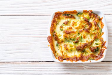 Peynirli fırında karnabahar ve brokoli graten